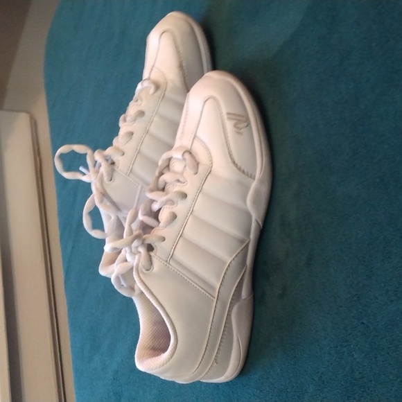 Varsity 2 White Women's Cheerleader Sneakers  Size 5 - Picture 1 of 12